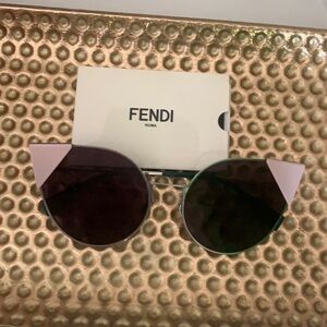 Authentic Fendi cat eye sunglasses 🕶️💜